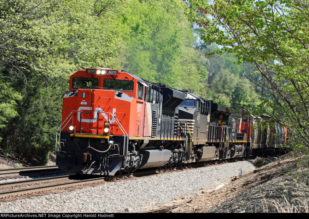 CN 8011 leads NS train 63U